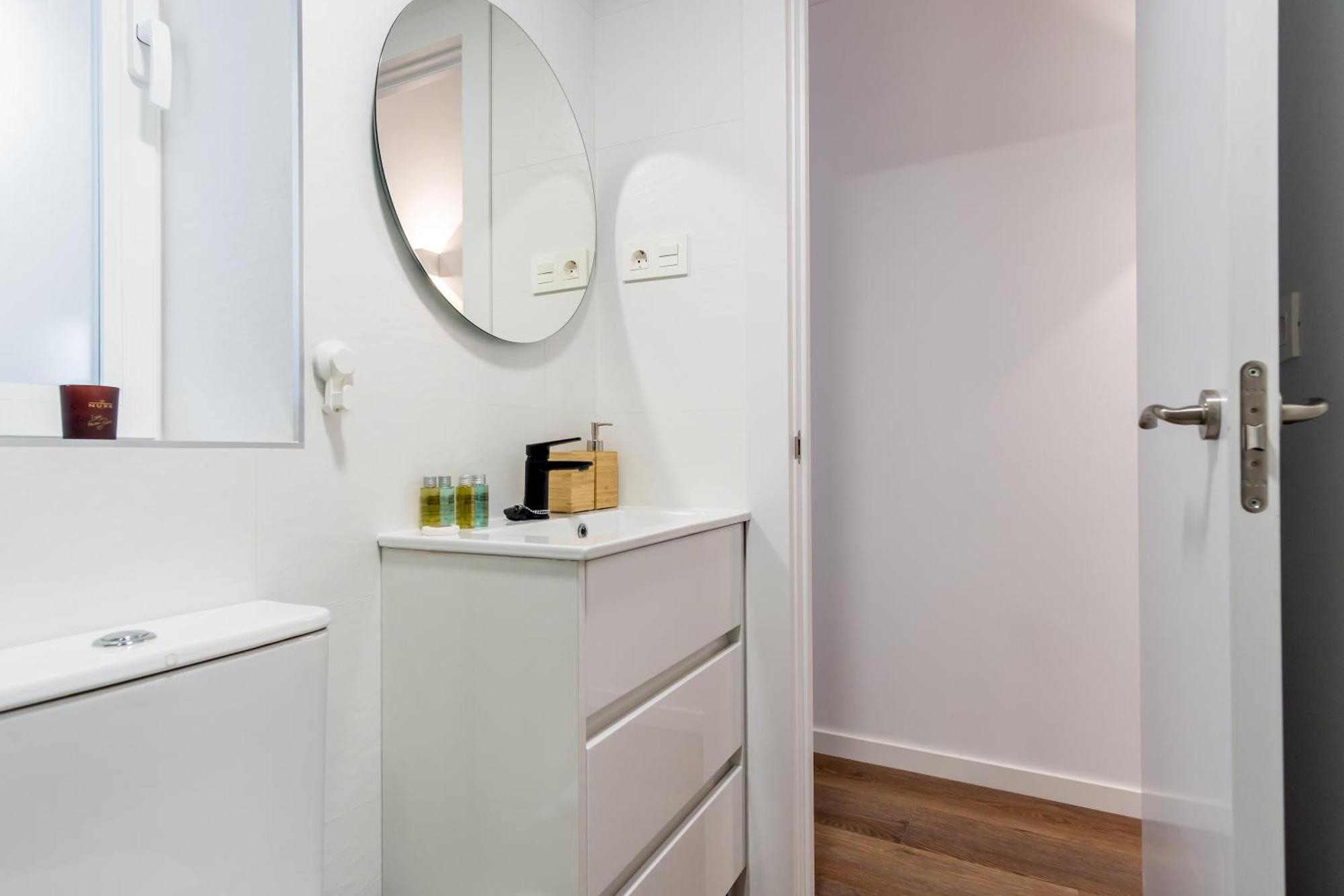 Modern And Cozy- 1 Bedroom 1 Bathroom -Lavapies Madrid Exterior foto